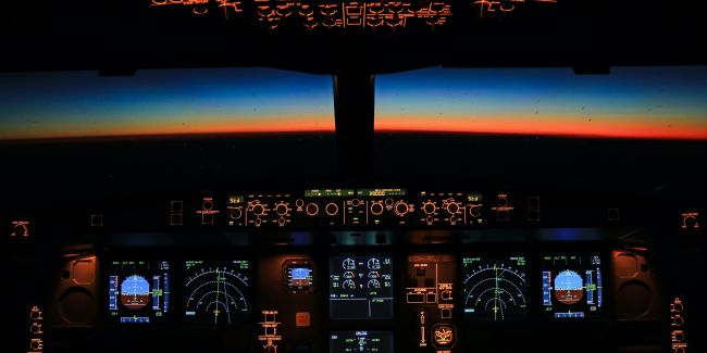 Datenanalysen und intelligente Workflows im Cockpit eines Flugzeugs